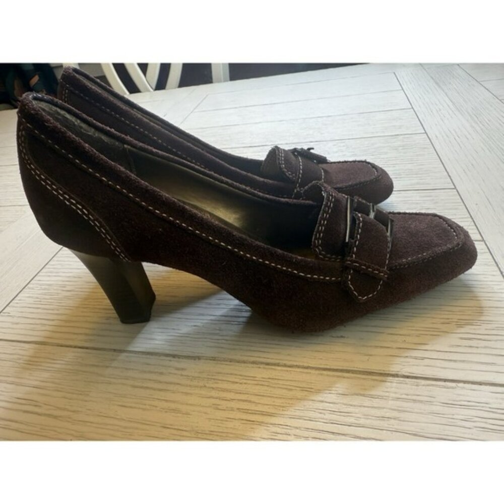 Nine & Co Ladies Brown Suede Pumps W/ Buckle, Square Toe & Contrast Stitching. 9